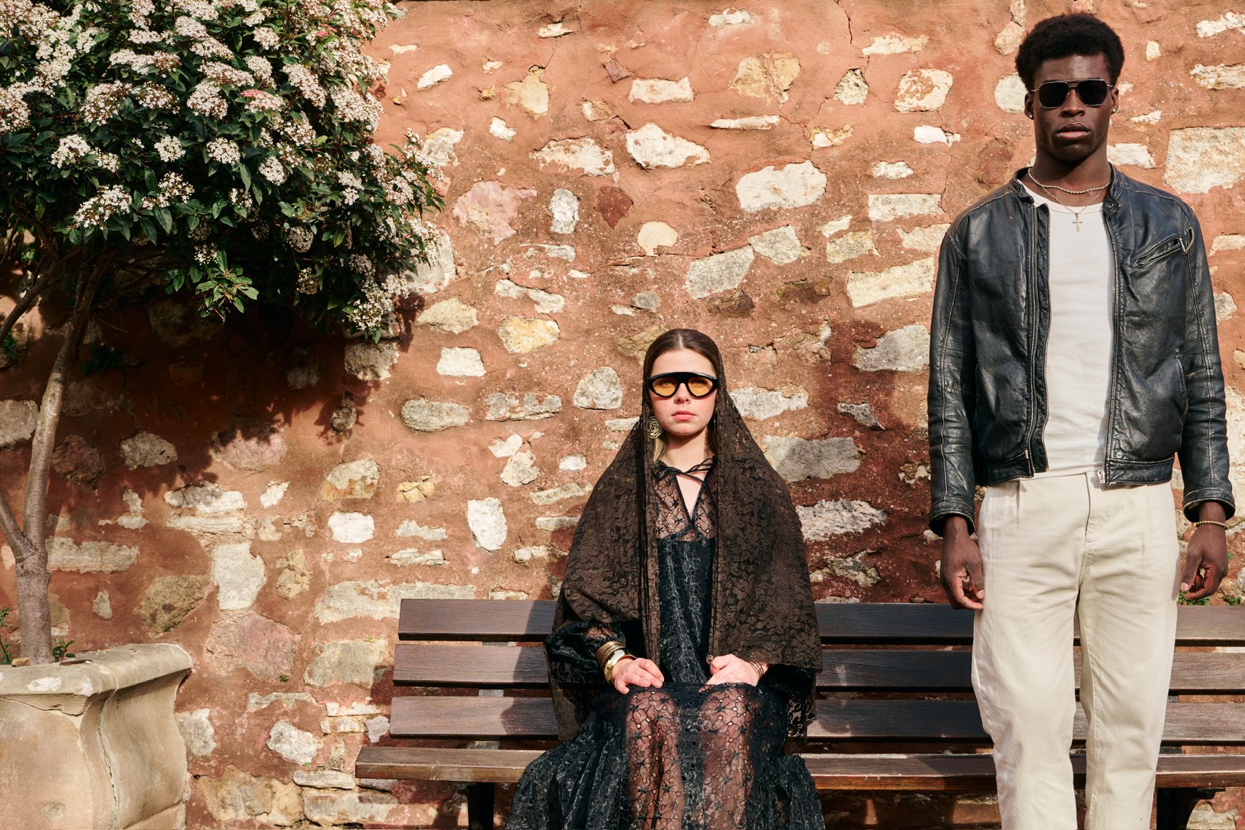 Campagne Ashton — banc, cuir noir et dentelle